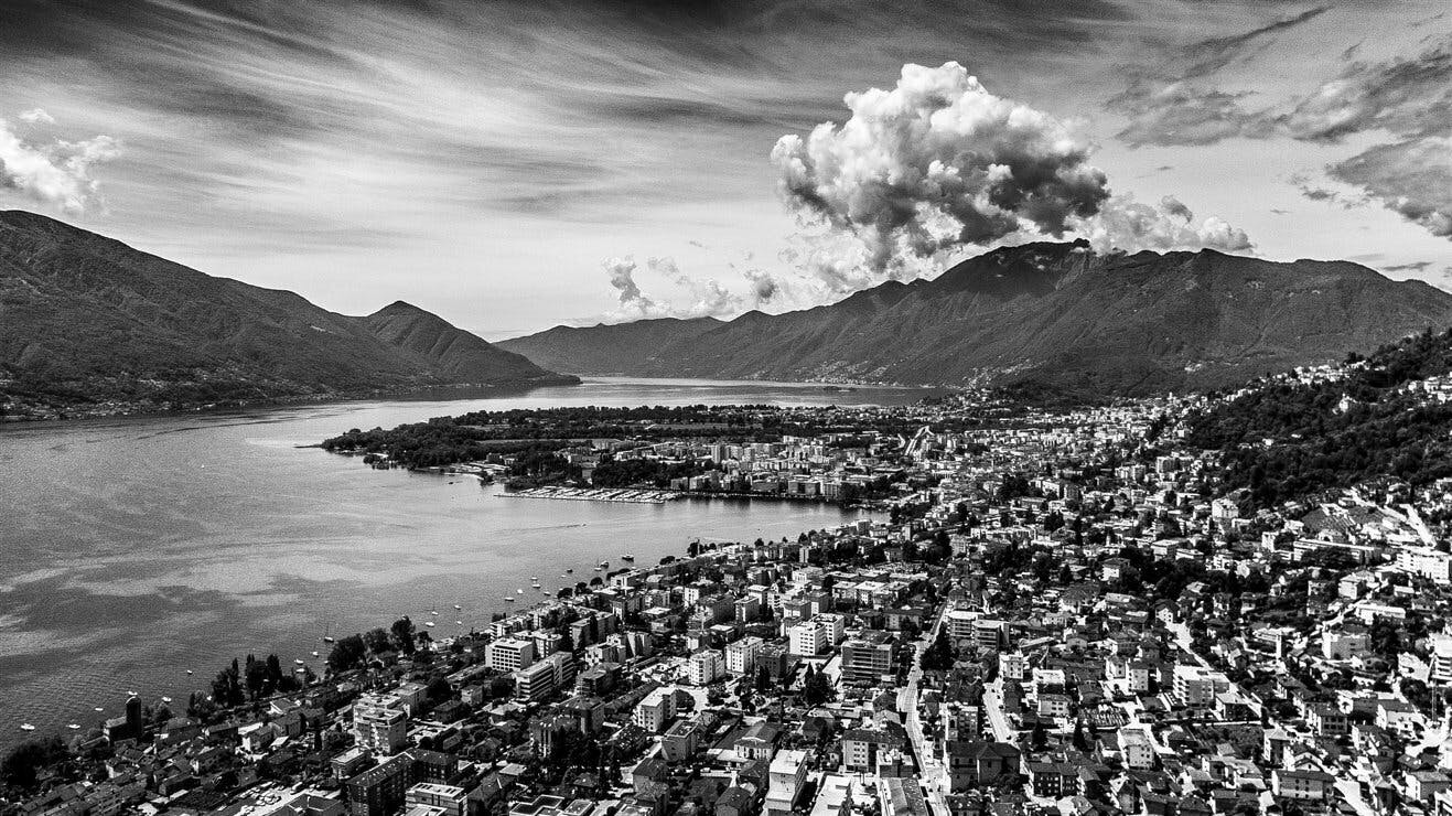 La Mala brand banner