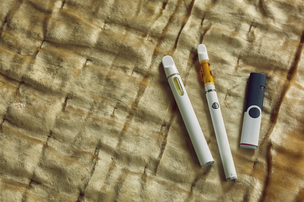 Live resin and distillate vape cartridges