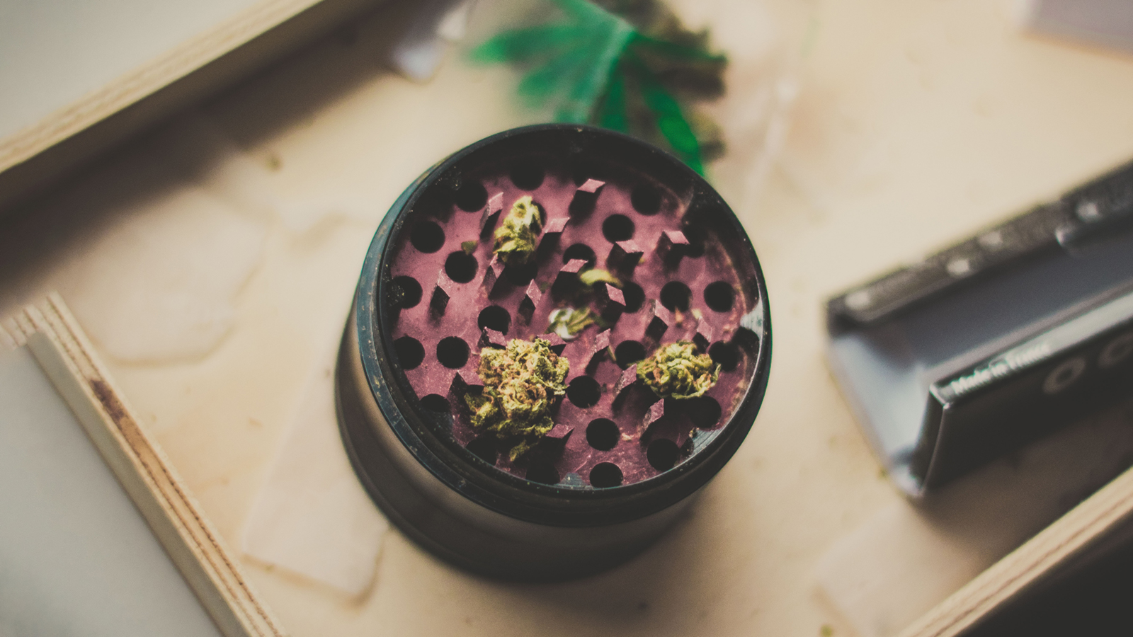 Weedmaps Buyers' Guide to Rolling Trays and Grinders